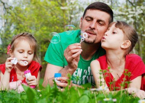 父母嬉闹女儿吃瓜,女儿笑纳瓜果时光