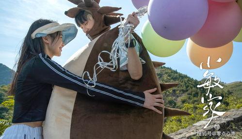 父母嬉闹女儿吃瓜,女儿笑纳瓜果时光