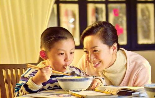 父母嬉闹女儿吃瓜,女儿笑纳瓜果时光