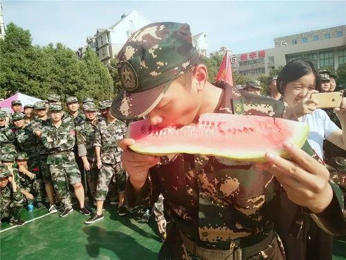 军训吃瓜图,吃瓜图背后的欢乐瞬间