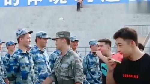军训吃瓜图,吃瓜图背后的欢乐瞬间