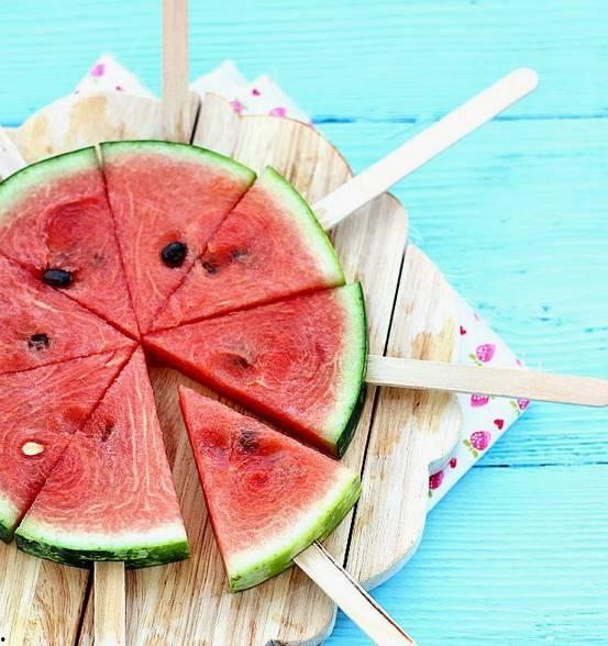 吃瓜大妈吃西瓜,吃瓜大妈的夏日西瓜盛宴