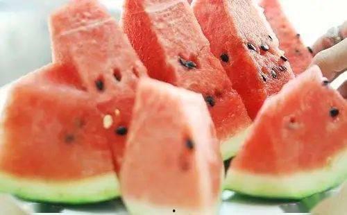 吃瓜大妈吃西瓜,吃瓜大妈的夏日西瓜盛宴