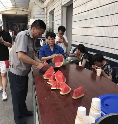 成都网友吃瓜警花,成都网友见证的温馨一幕