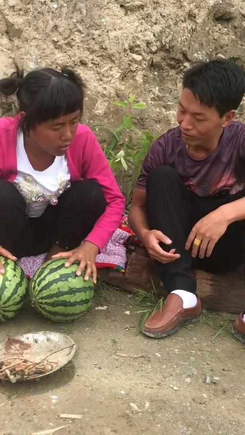 卖瓜女孩吃瓜,自产自销的瓜果人生