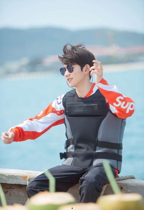 王源吃瓜路虎,揭秘明星日常趣事