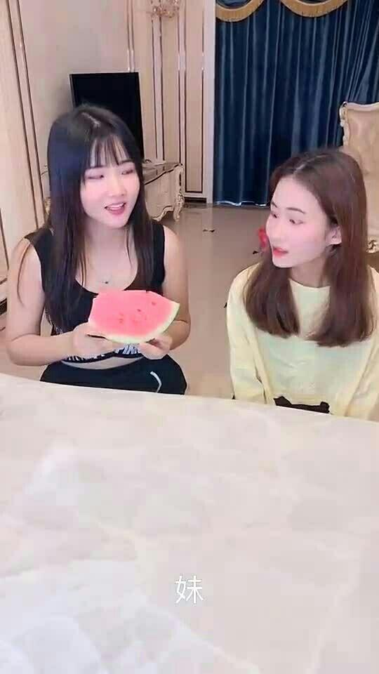 小妹妹吃瓜,小妹妹的甜蜜瓜果时光