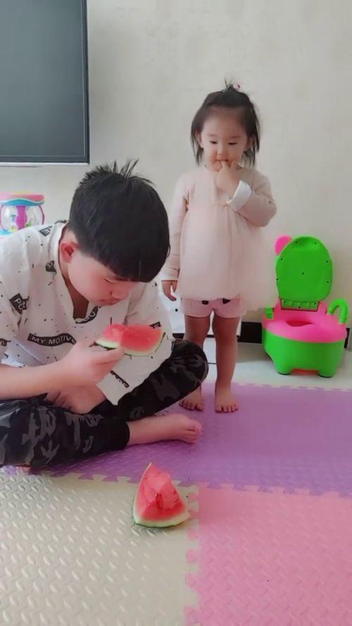 哥哥喂妹妹吃瓜,哥哥喂妹妹吃瓜的温馨瞬间