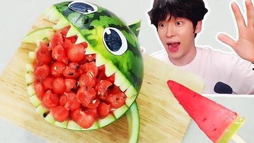 吃瓜人吃甜品图片,吃瓜人品尝甜品，尽享悠闲时光