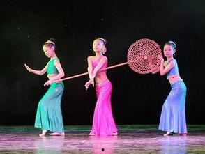 吃瓜舞蹈打卡图片真实,解锁夏日快乐新姿势！