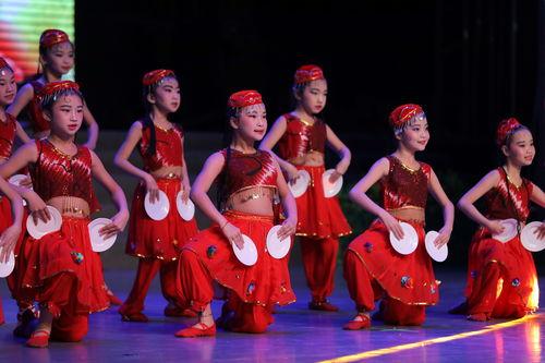 吃瓜舞蹈打卡图片真实,解锁夏日快乐新姿势！