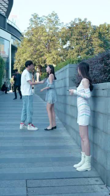 情侣吃瓜合照,甜蜜瞬间定格！