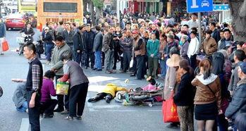 奔跑的吃瓜少年