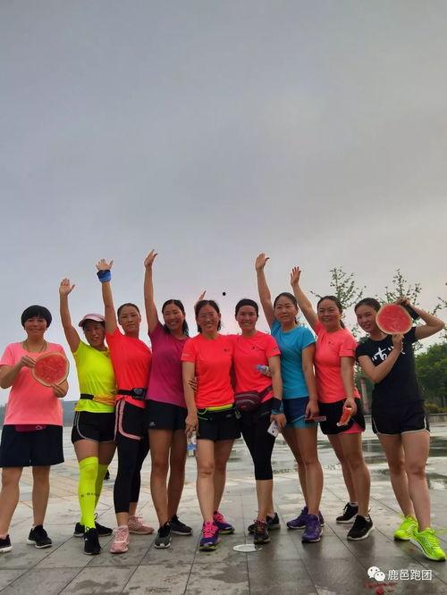 奔跑的吃瓜少年