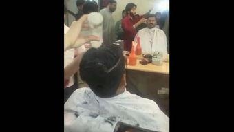 理发的时候吃瓜,享受悠闲时光