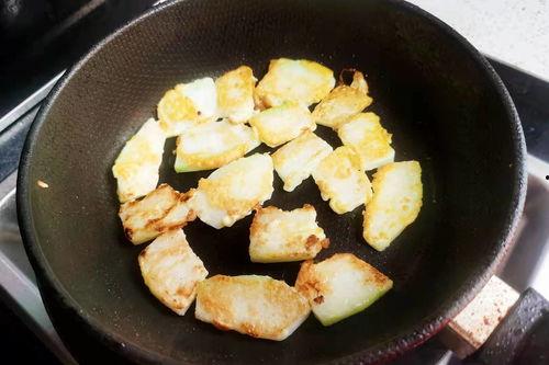 精瓜怎么煎着吃,家常煎瓜新体验