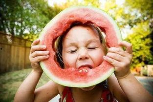 梦见吃瓜还分给别人吃,瓜分喜悦，共享甜蜜的梦境解析