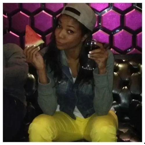 吃瓜的姿势视频,揭秘吃瓜姿势视频的火爆之谜