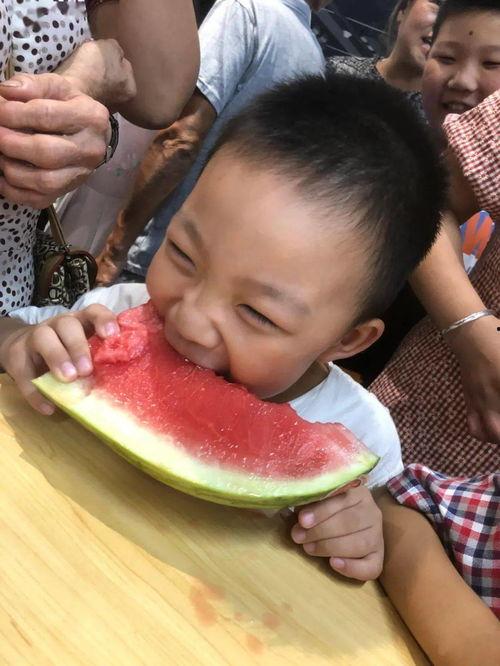 吃瓜的姿势视频,揭秘吃瓜姿势视频的火爆之谜