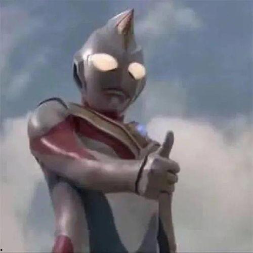 大宝贝奥特曼吃瓜