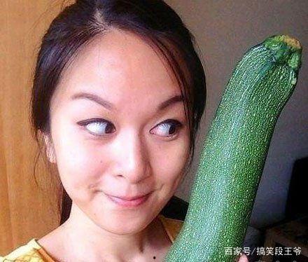 瓜哥吃瓜拍照情侣图片,瓜哥吃瓜拍照情侣的甜蜜定格