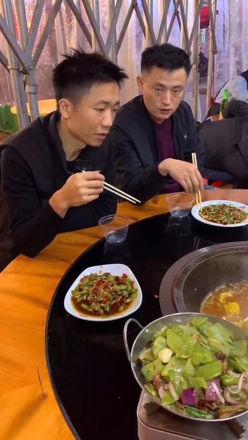 店老板吃瓜,揭秘街头小吃背后的故事